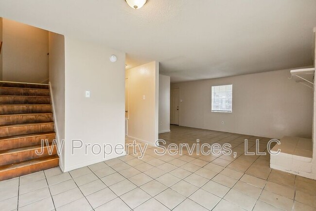 Building Photo - 913 Monterey Ct S