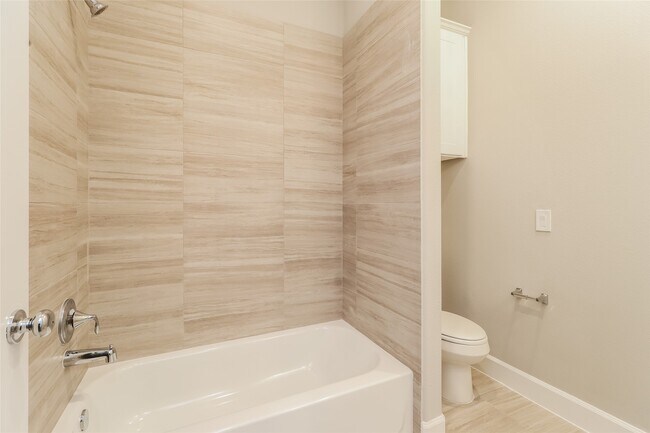 Foto del edificio - 5107 Royal Heath Dr