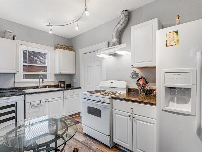 Foto del edificio - 903 E 12th St