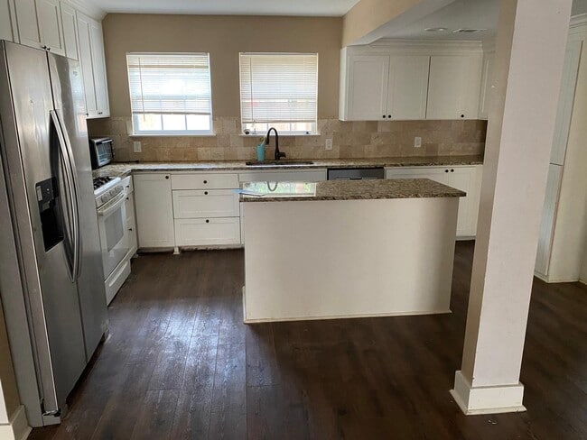 Refrigerator and all appliances included - 3105 Dartmouth Dr