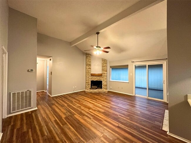 Foto del edificio - 16910 Village Oak Loop