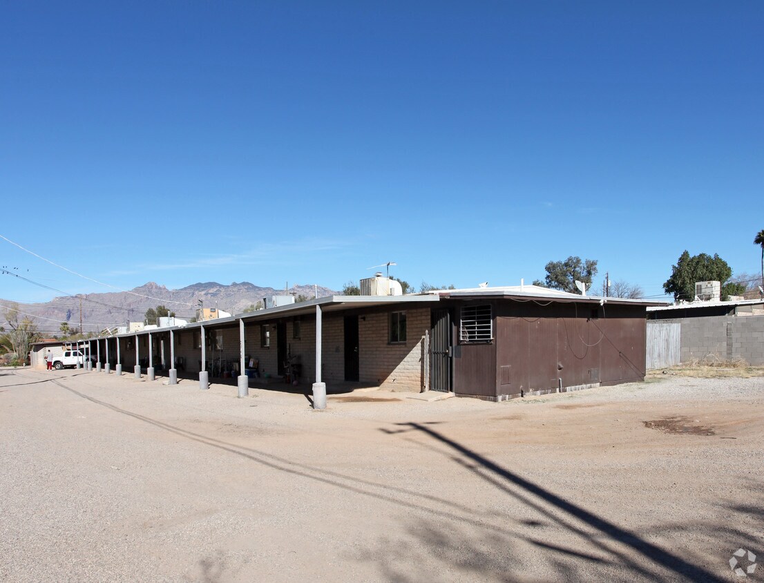 Building Photo - 2930-2940 E Presidio Rd