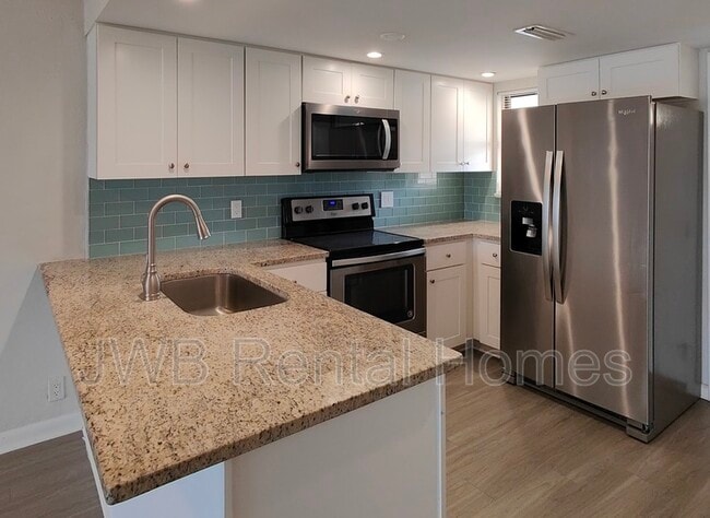 Building Photo - 1000 3rd St