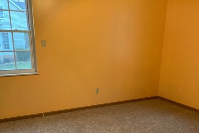 Dormitorio 2 con alfombra nueva - 6257 3rd Ave