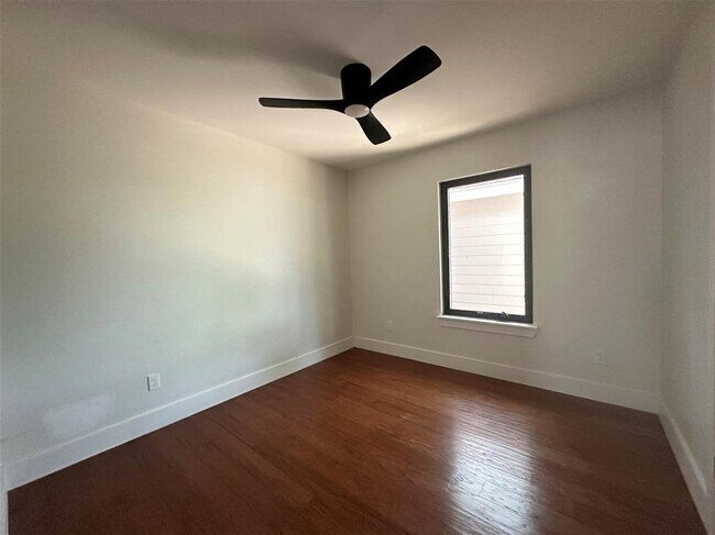 Building Photo - 3101 S Oak Dr