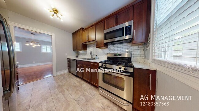 Building Photo - 940 N Pleasant St. - Gorgeous 4Bed/2.5Bath...