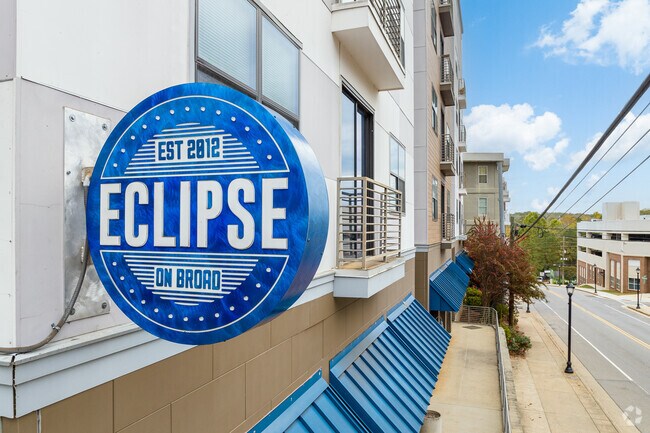 LETREROS - Eclipse on Broad