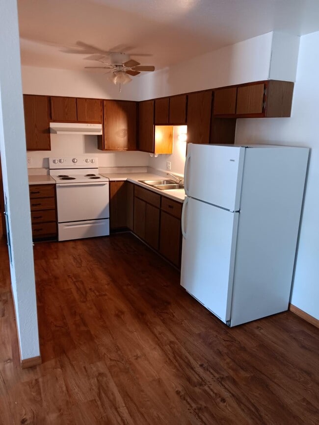 Building Photo - 125 Crescent Lake Rd