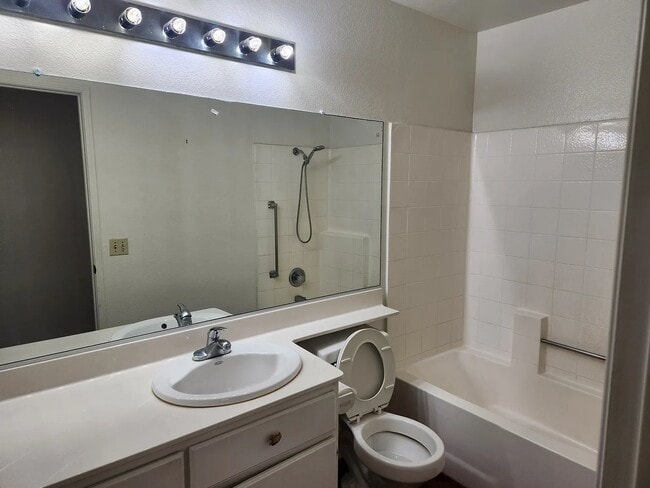 Foto del edificio - 12735 Sundown Rd