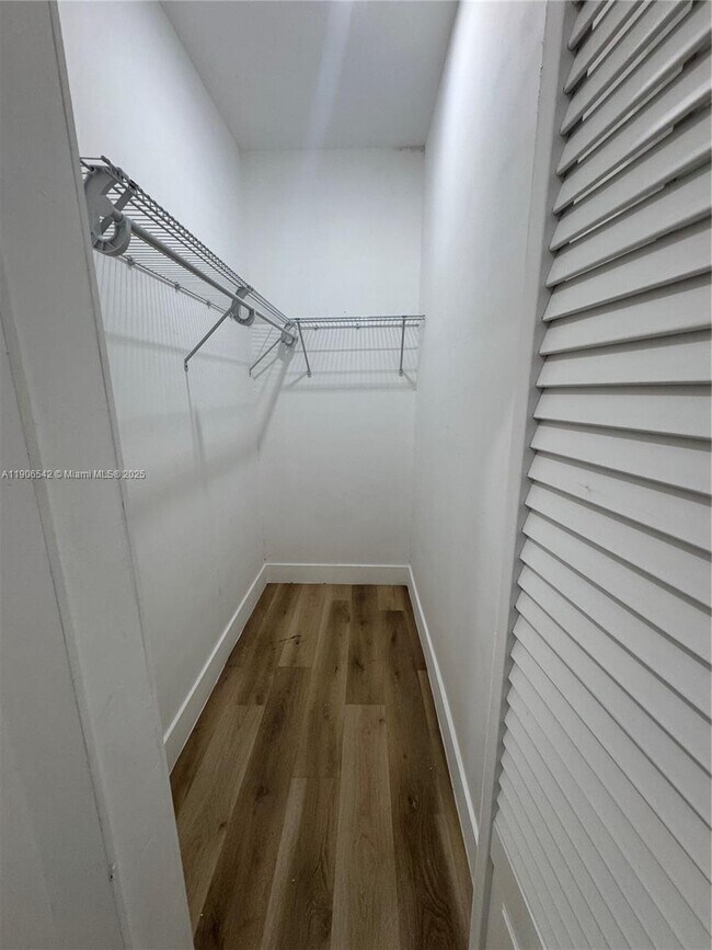 Foto del edificio - 4028 SW 11th St