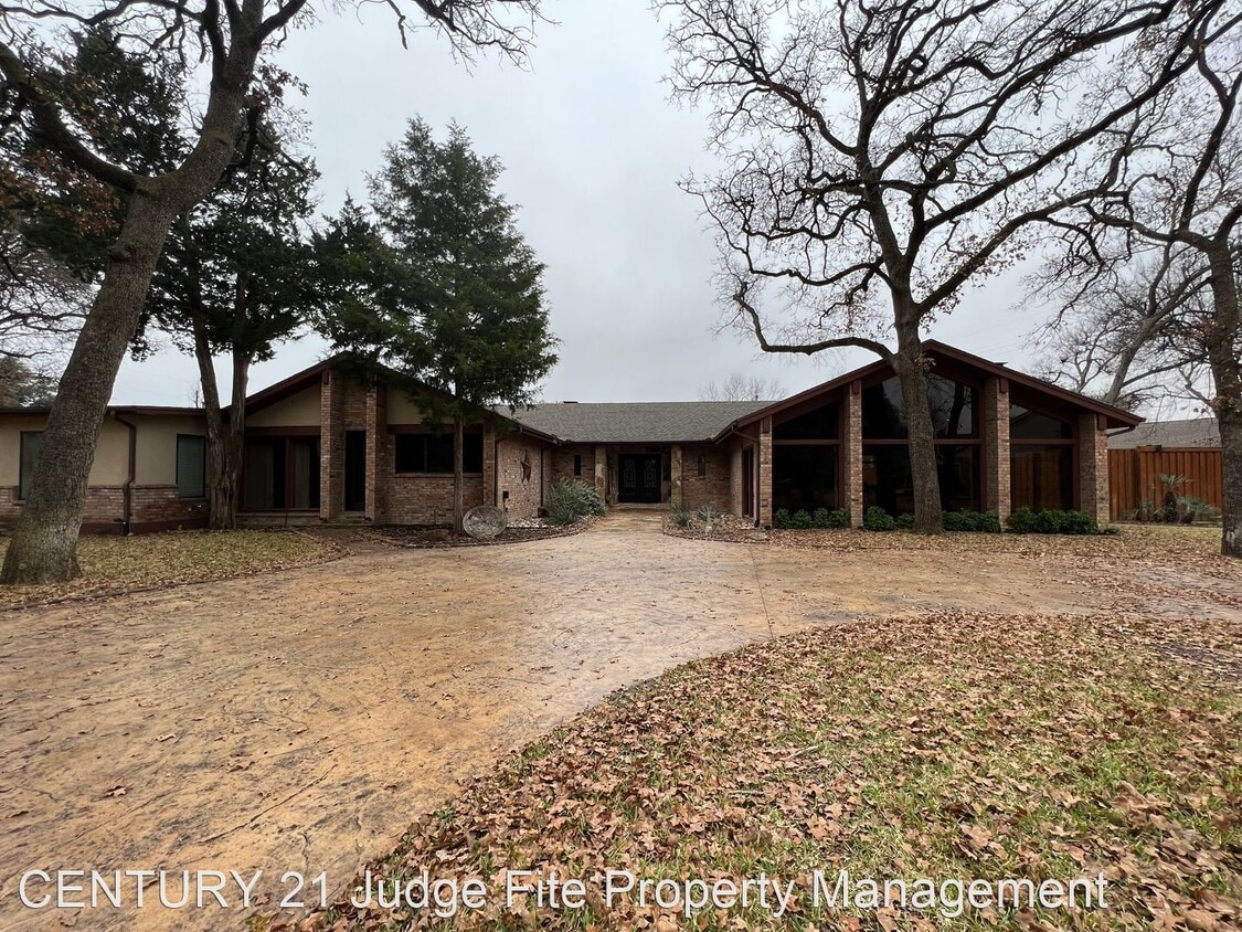 Primary Photo - 4 br, 4 bath House - 1300 Broadmoor Lane