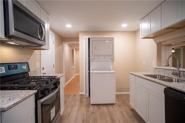Building Photo - 453 S Mashburn Ave