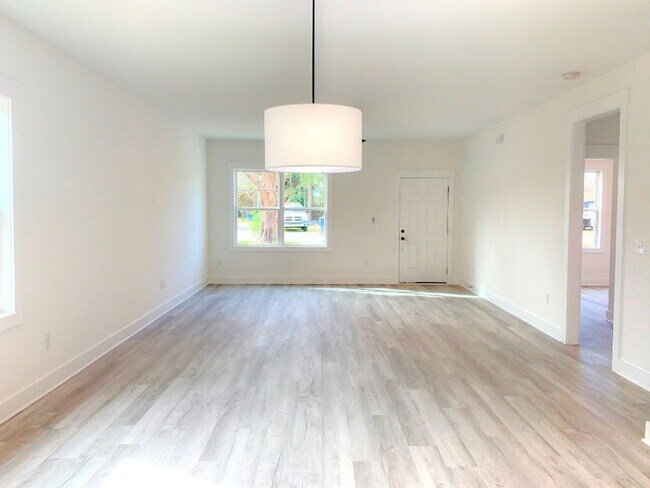 Building Photo - 811 Martin St