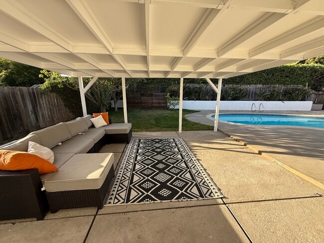 Building Photo - 6204 Avenida Ganso