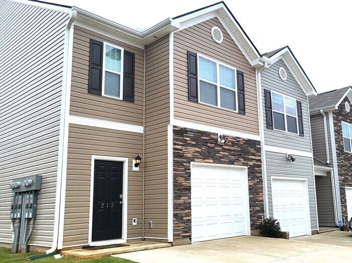 Foto principal - New Three Bedroom Townhouse in Greer SC!
