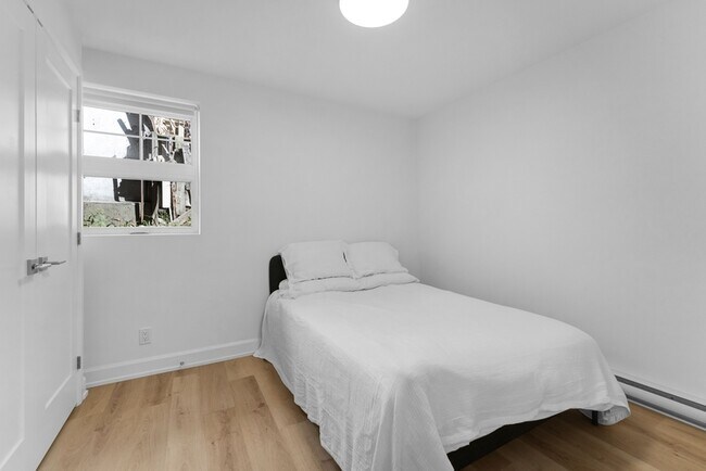 Photo du bâtiment - 658 Somerset St W