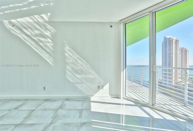 Foto del edificio - 325 S Biscayne Blvd