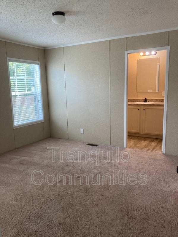 Building Photo - 94 Oakleaf Dr