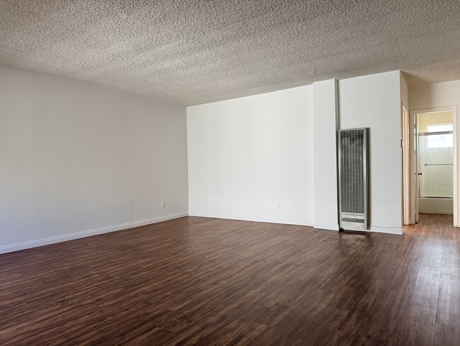 Building Photo - 3055 Foothill Blvd, La Crescenta, CA