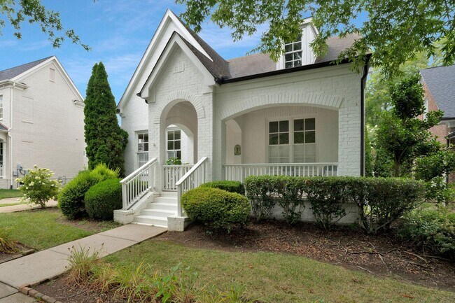 Building Photo - Stunning 4BE/3.5BA home in the very desira...