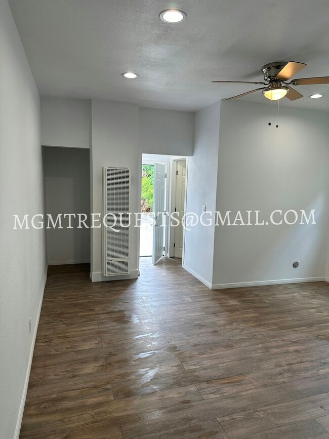 Foto del edificio - 555 N La Cadena Dr