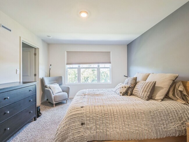 Foto del edificio - 2 Bedroom Townhome in Mundelein