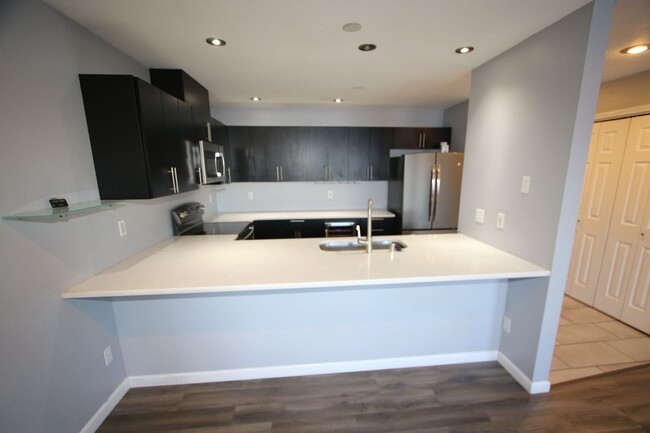 Foto del edificio - Nicely Updated 3 Bedroom Condo Downtown!