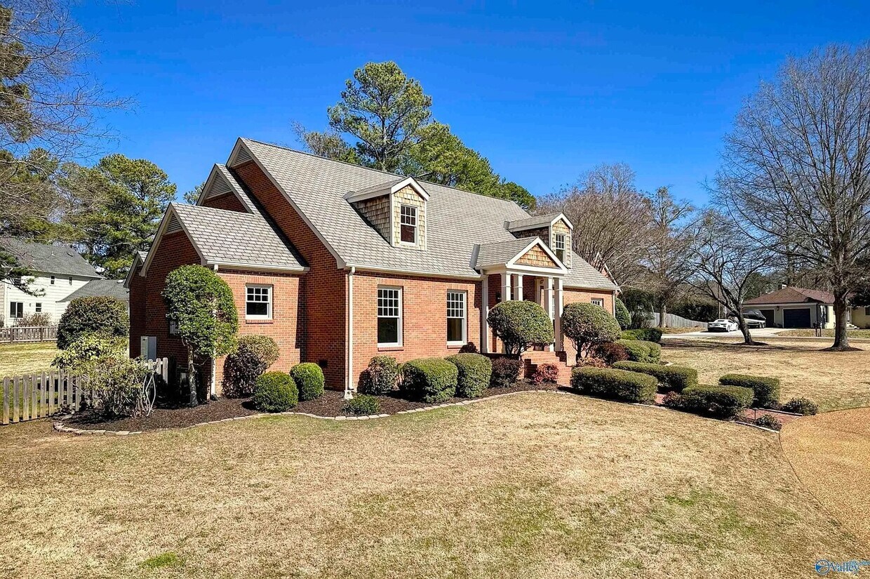 Foto principal - 5 Bedroom 4 Bathroom Home Available Now!