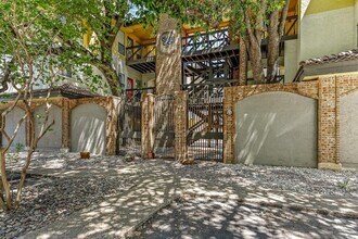 Building Photo - 806 W 24th St