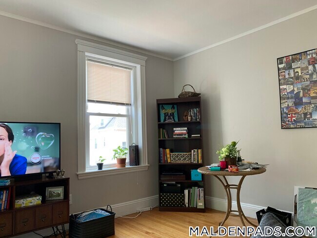 Building Photo - 170 Maple St