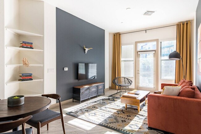 Building Photo - 555 N College Ave