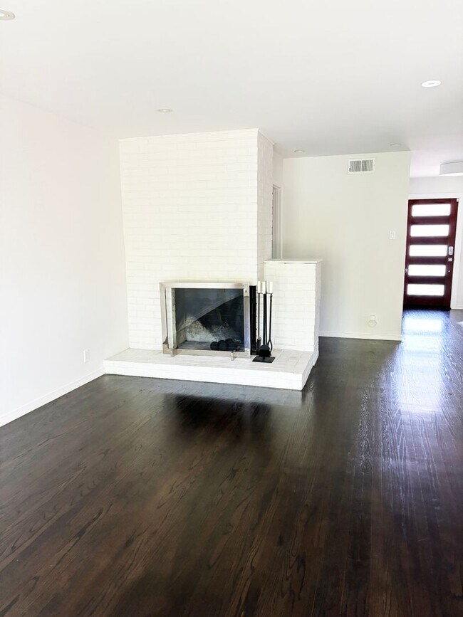 Foto del edificio - UPDATED THREE BEDROOM TWO BATH ONE-LEVEL EAST CORTE MADERA HOME WITH STUNNING OUTDOOR SPACE