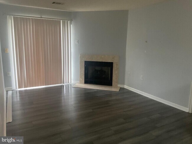 Building Photo - 8961 Town Center Cir