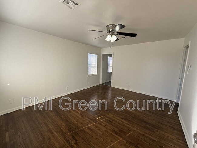 Building Photo - 337 W 47th St N