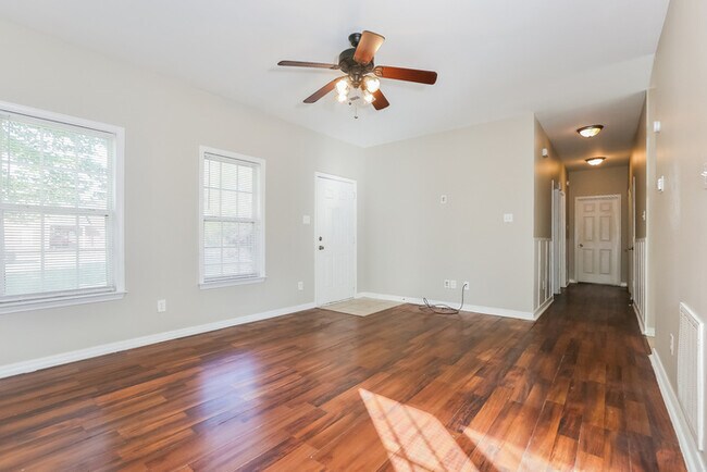 Foto del edificio - 3204 Cloverridge Dr