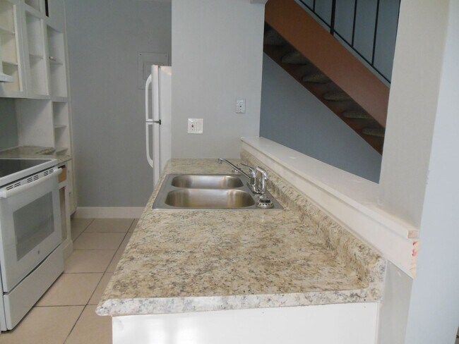 Foto del edificio - 2 br, 1 bath House - 113 E TIFFANY DR #2