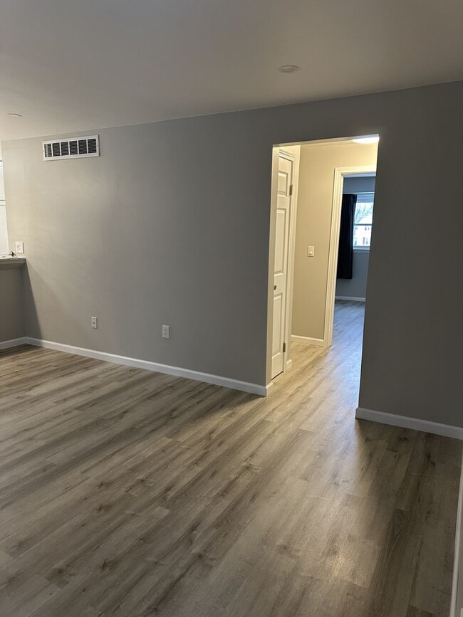 Building Photo - 840 SqFt 2 Bedroom Apartment