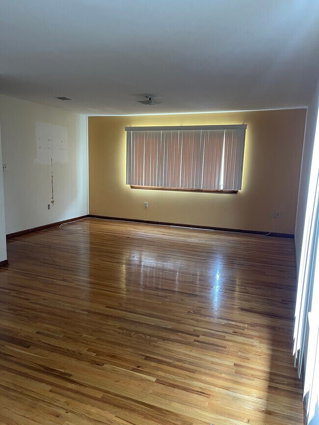 Living Room - 921 Jackson Ave