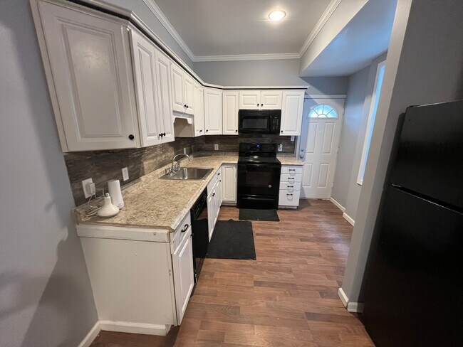 Building Photo - Beautiful 4-Bedroom Townhome in North Phil...