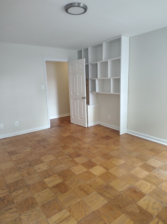 Building Photo - ?? Your Dream Home Awaits! Spacious 4-Bedroom Home