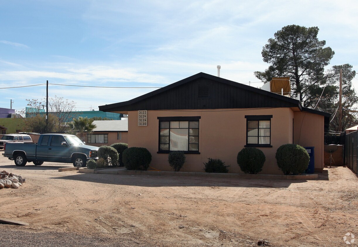 Foto del edificio - 3122-3130 E Adams St