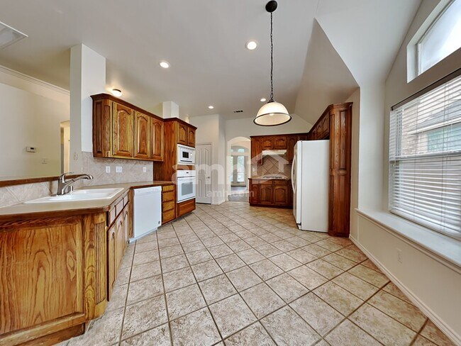 Foto del edificio - 6308 Fall River Dr