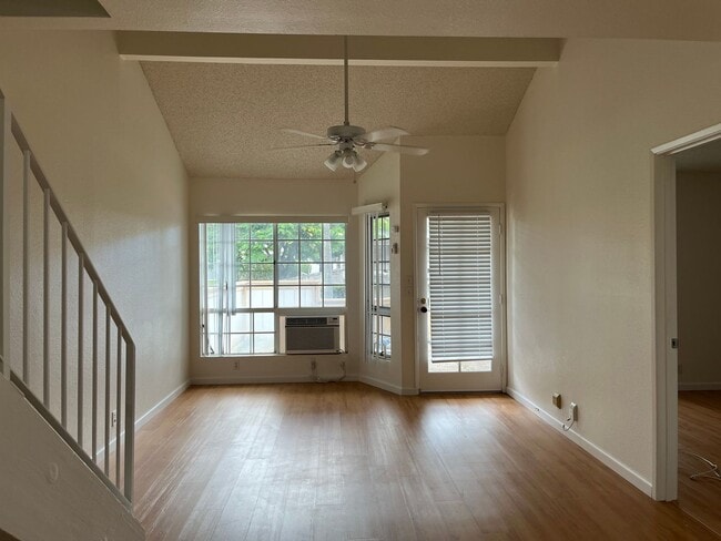 Foto del edificio - Crosspointe Townhouse - 2 bedrooms, 2 bath unit w/2 parking stalls - Avail 4/1/26