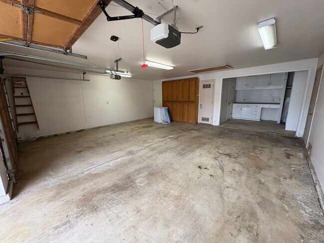 Foto del edificio - Entertainer delight rental home located in ''The Lakes'' subdivision Coming soon *Private Showing...