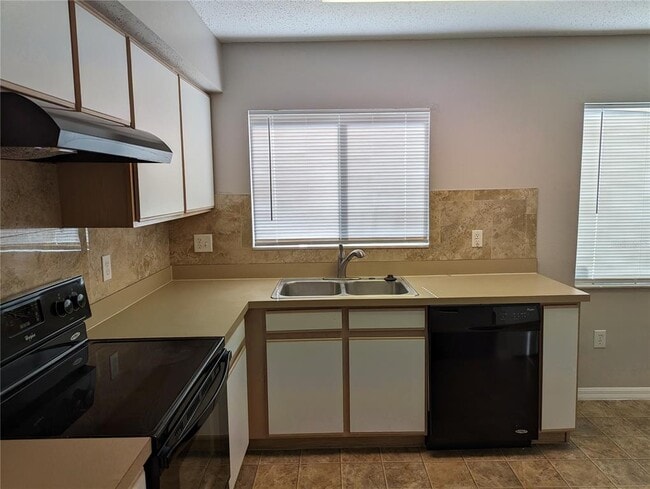Building Photo - 3120 Summer House Dr