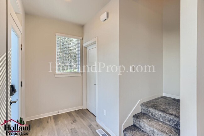 Building Photo - Modern Single-Family Home with spacious lo...