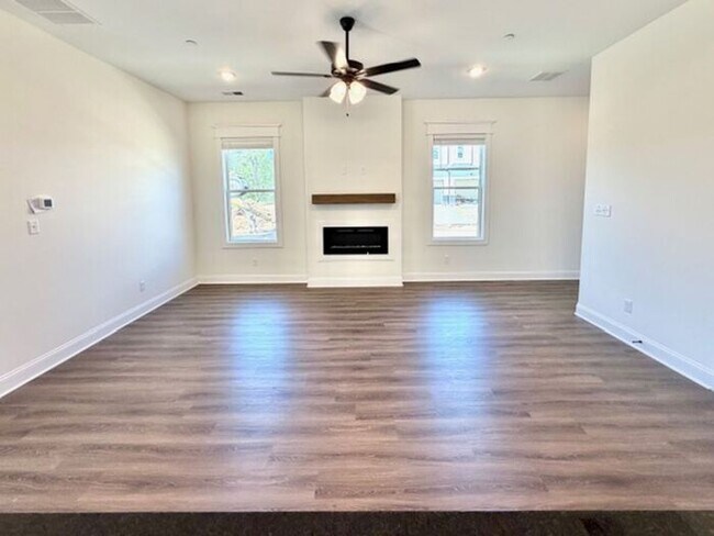 Foto del edificio - Open House Now Leasing a brand new 4-bedroom 3.5 bath Townhome in Olive Branch.