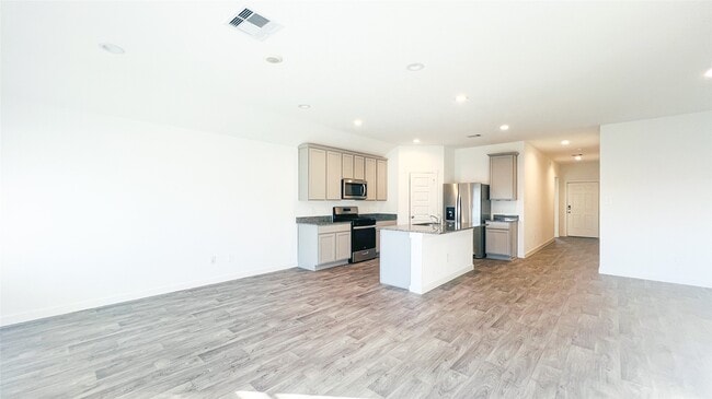 Building Photo - 31639 Featherstone Trl