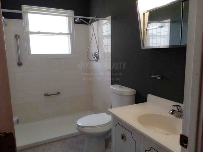 Building Photo - Beautifully updated 3 bedroom, 1.5 bathroo...