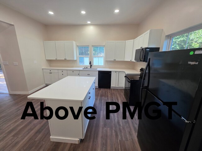 Building Photo - Spacious 4 bedroom & 4 Bathroom House righ...